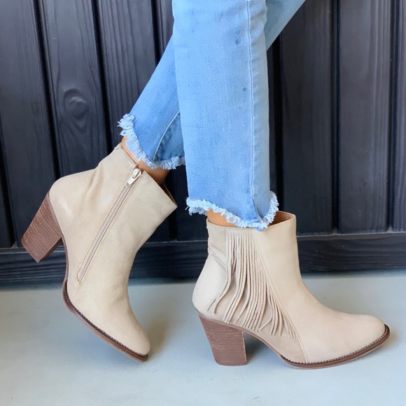 NIB Cream Leather Fringe Block Heel Ankle Bootie - Picture 2 of 8